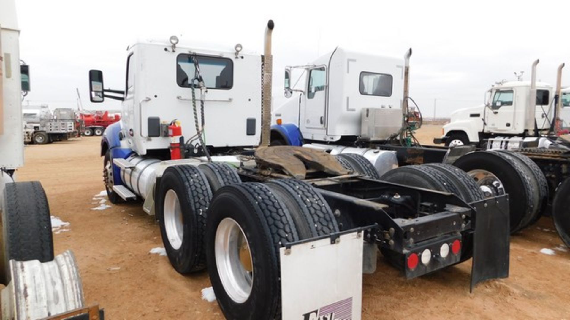 Located in YARD 1 - Midland, TX (6293) (X) 2015 KENWORTH T680 T/A DAY CAB HAUL T - Image 4 of 8