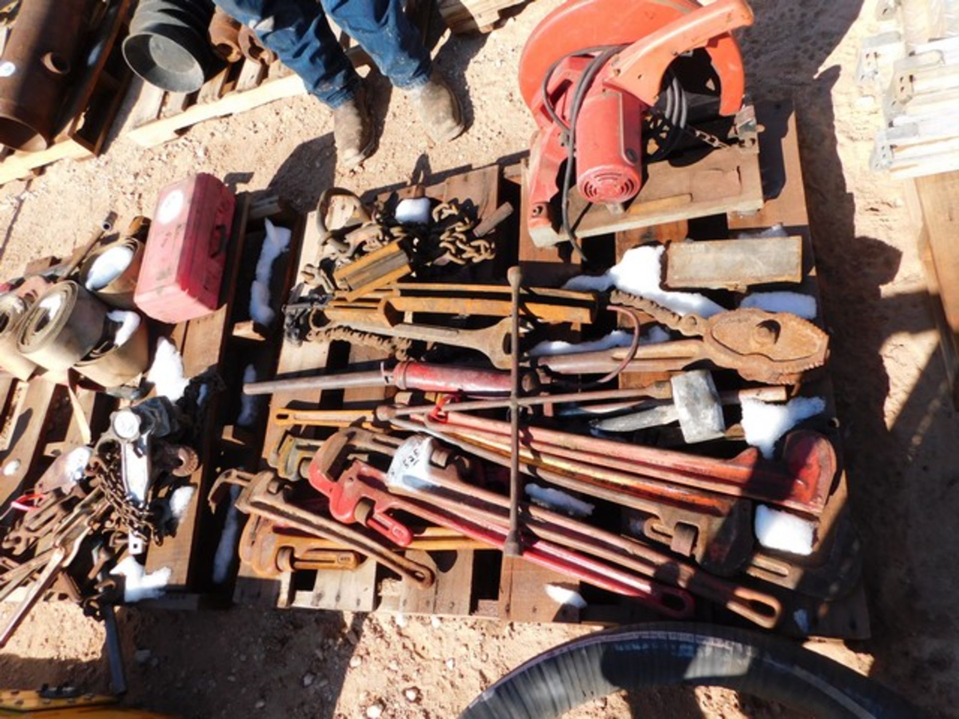 Located in YARD 1 - Midland, TX (1645) 1 PALLET WITH PIPE WRENCHES, MILWAKEE ELE