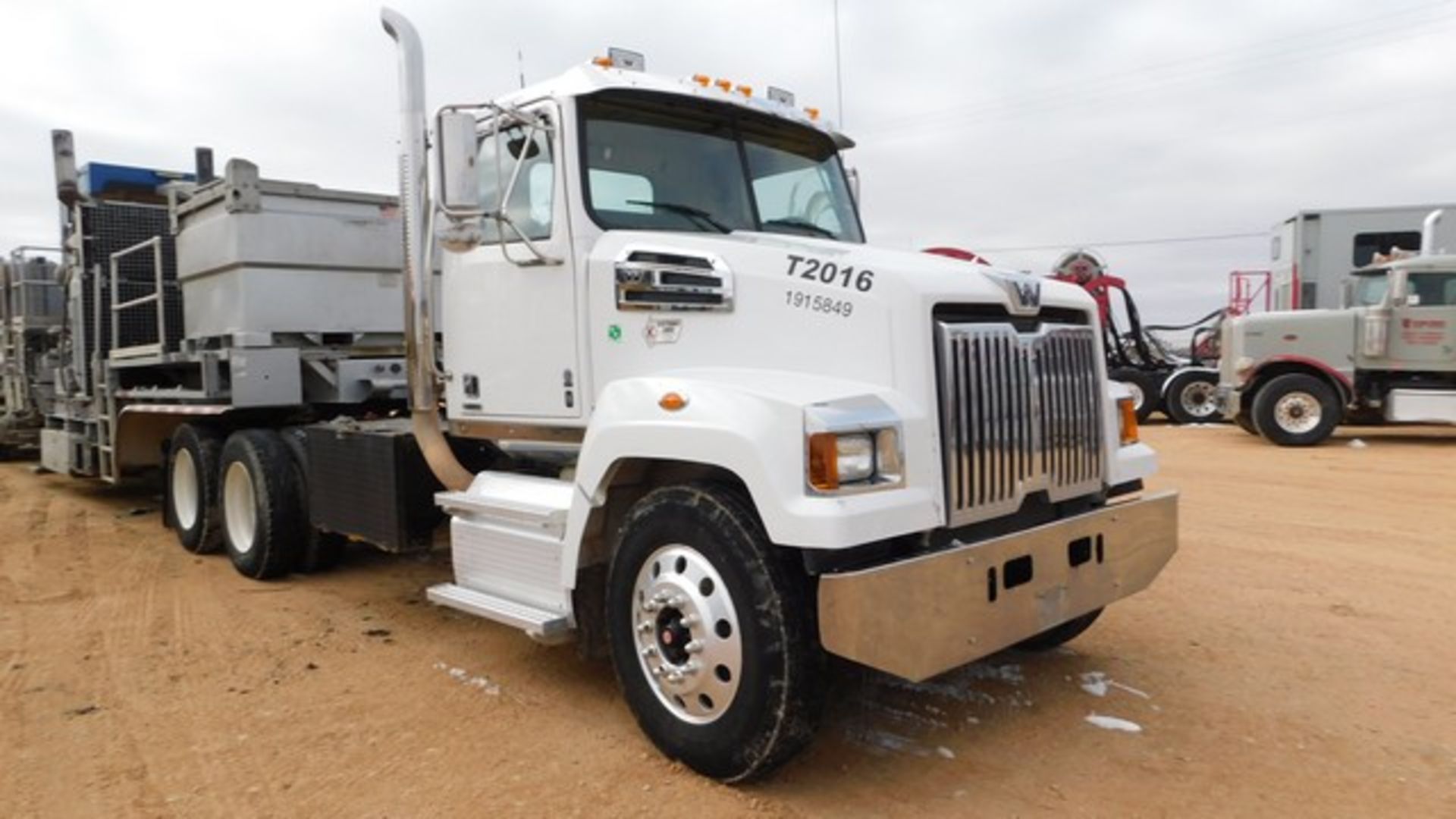 Located in YARD 1 - Midland, TX (1699) (X) 2018 DAIMLER WESTERN STAR T/A DAY CAB - Image 2 of 8