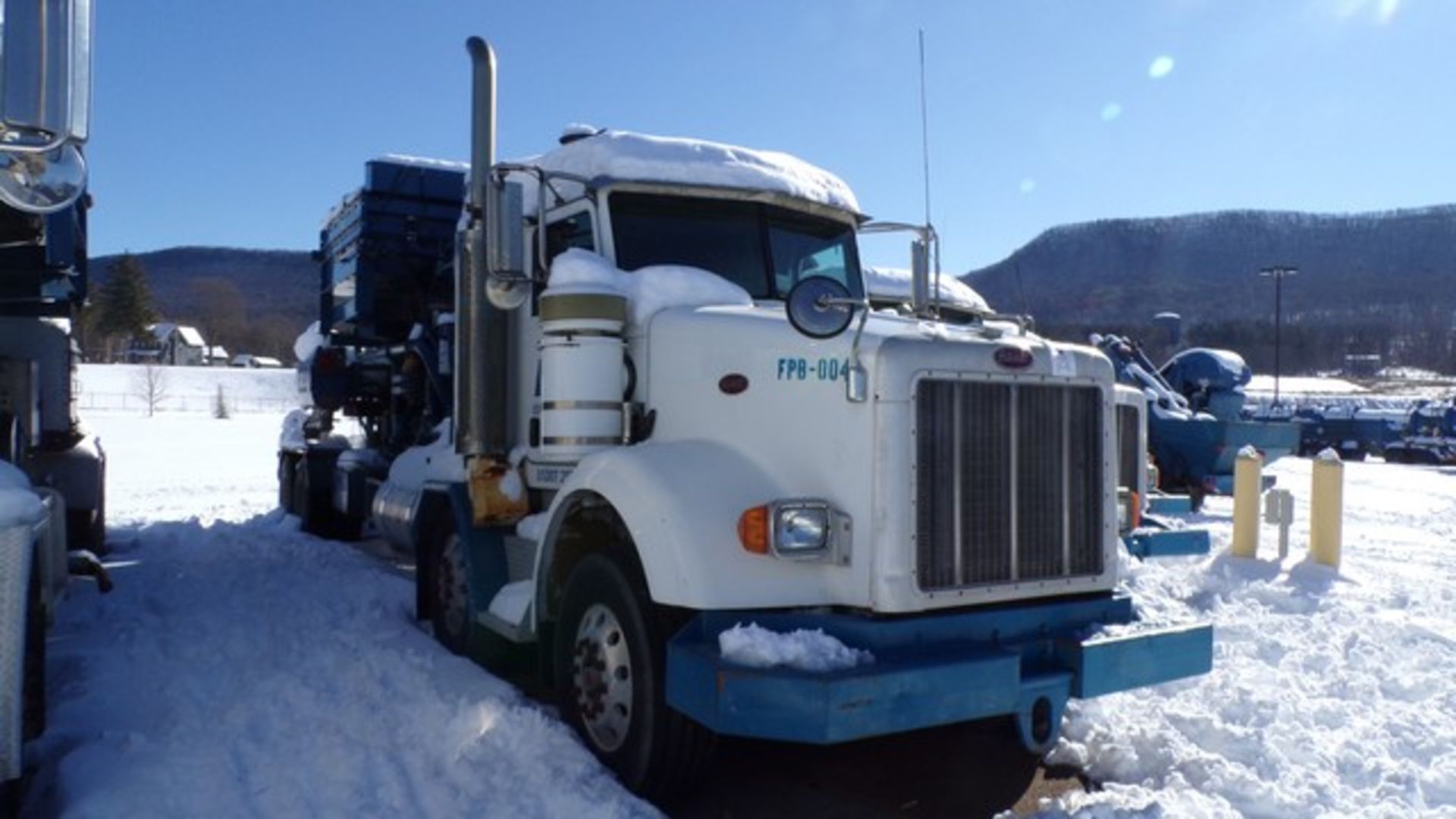 Located in YARD 5 - Mill Hall, PA - (P-8) (FPB-004) (X) 2006 PETERBILT 378TANDE - Image 11 of 13
