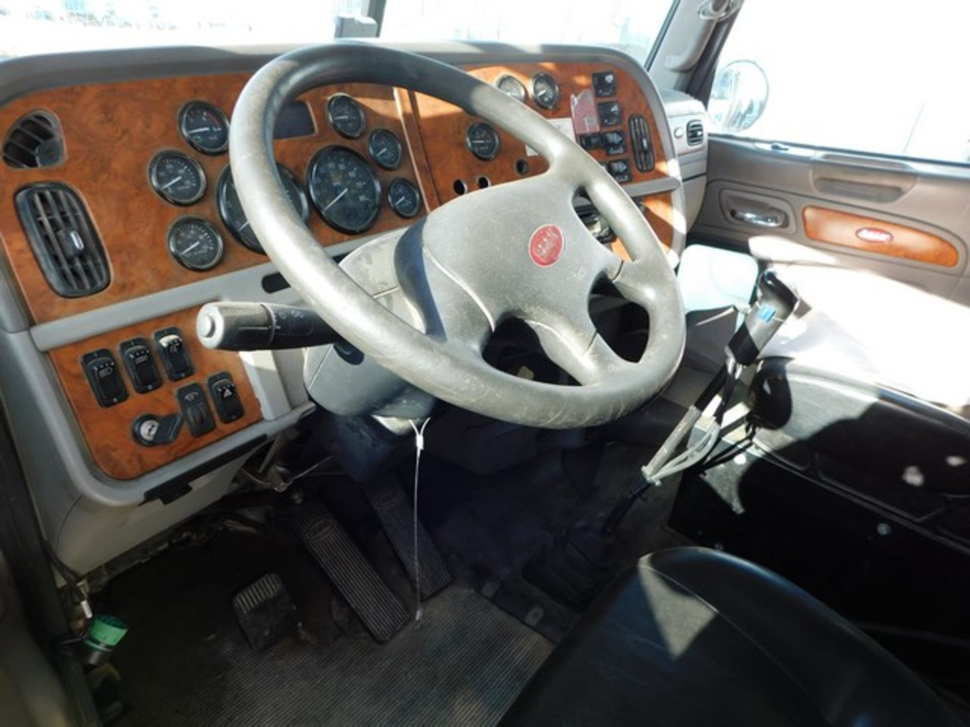 Located in YARD 4 - Massillon, OH - (CTB-018) (X) 2008 PETERBUILT 367 TRI DRIVE, - Image 9 of 9