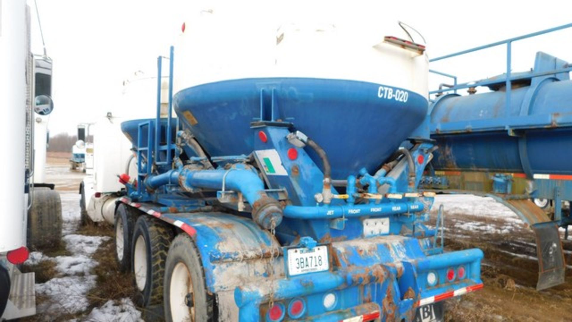 Located in YARD 4 - Massillon, OH - (CTB-020) (X) 2009 PETERBILT 367 TRI DRIVE 4 - Image 6 of 11