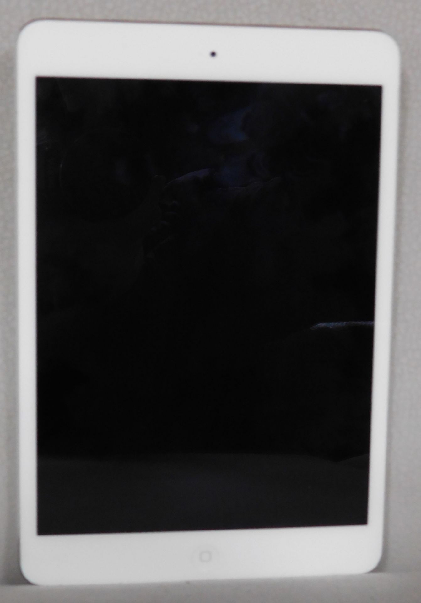 Apple iPad Mini 2 Retina WIFI 16GB Silver, Model Number: A1489, Serial Number: FRNS805XFCM8 (Located