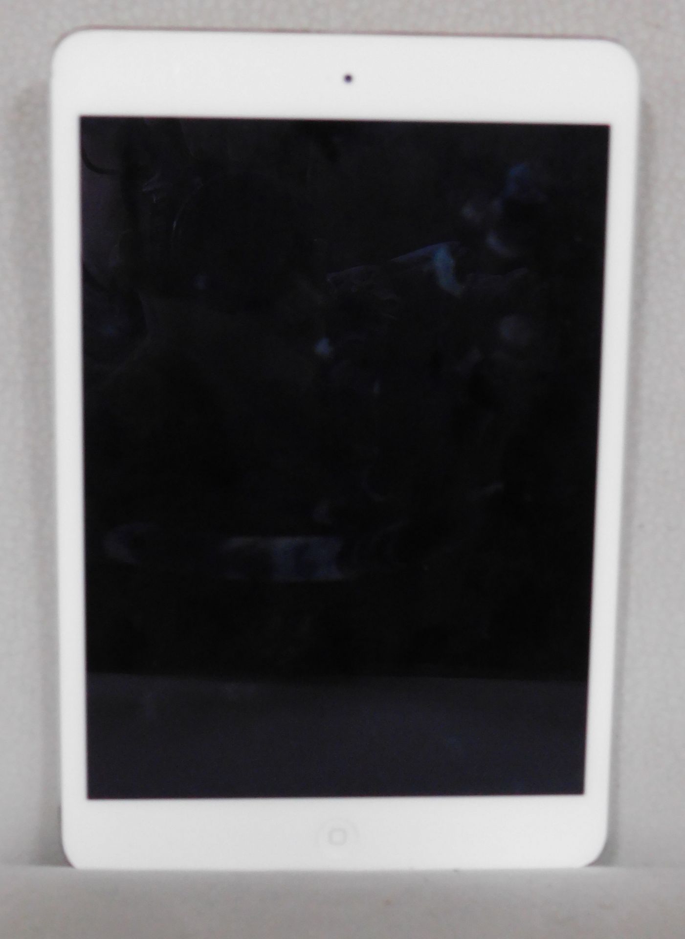 Apple iPad Mini 2 Retina WIFI 16GB Silver, Model Number: A1489, Serial Number: F8QS70ITFCM8 (Located