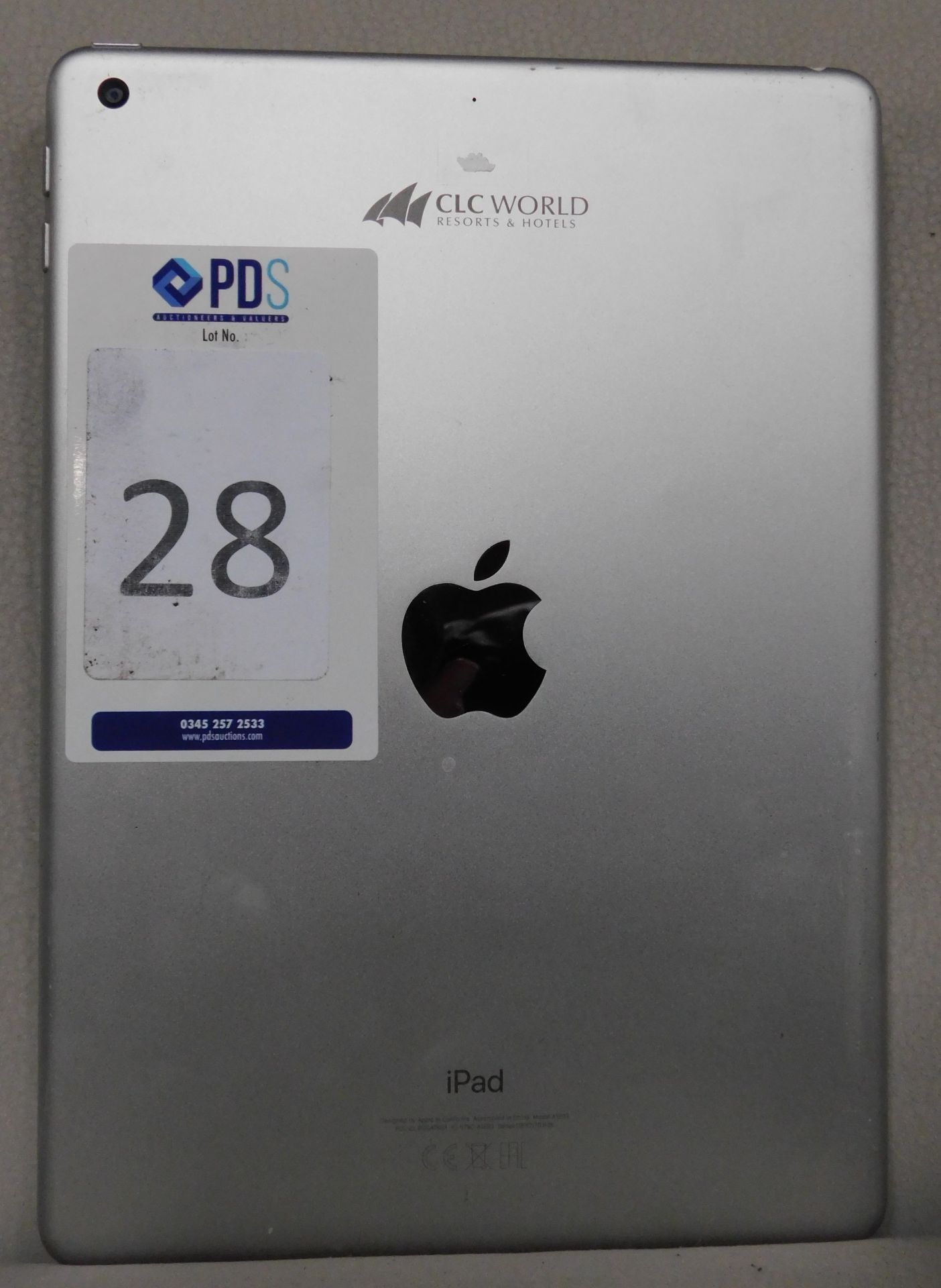 Apple iPad 6 WIFI 32GB Silver, Model Number: A1893, Serial Number F9FY217DJF8L (Engraved logo on - Bild 2 aus 2