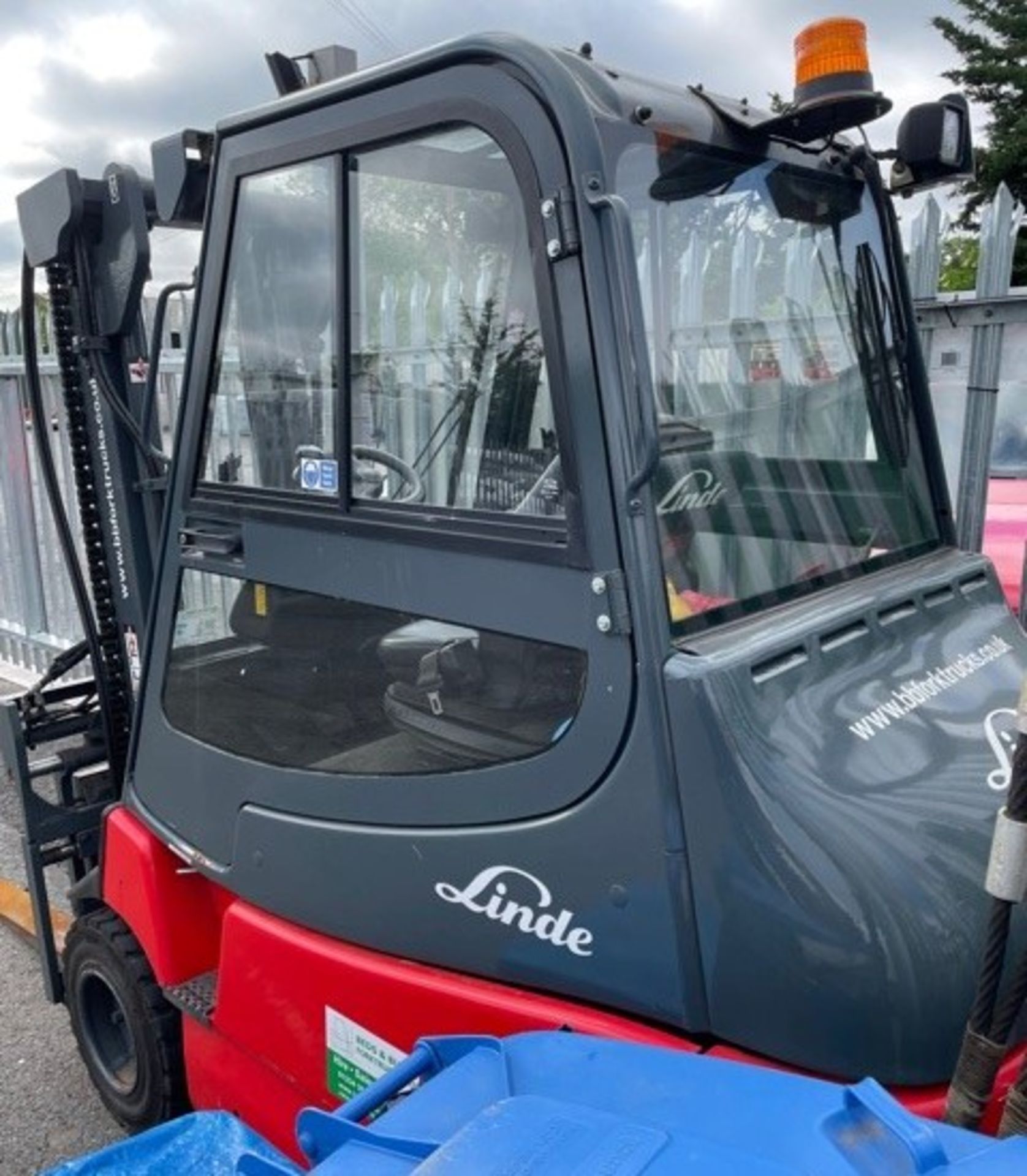 Linde E30 4 Wheel Electric Forklift (2008) 3000Kg Capacity, Serial Number; G1X336W50734 with Side - Image 4 of 8