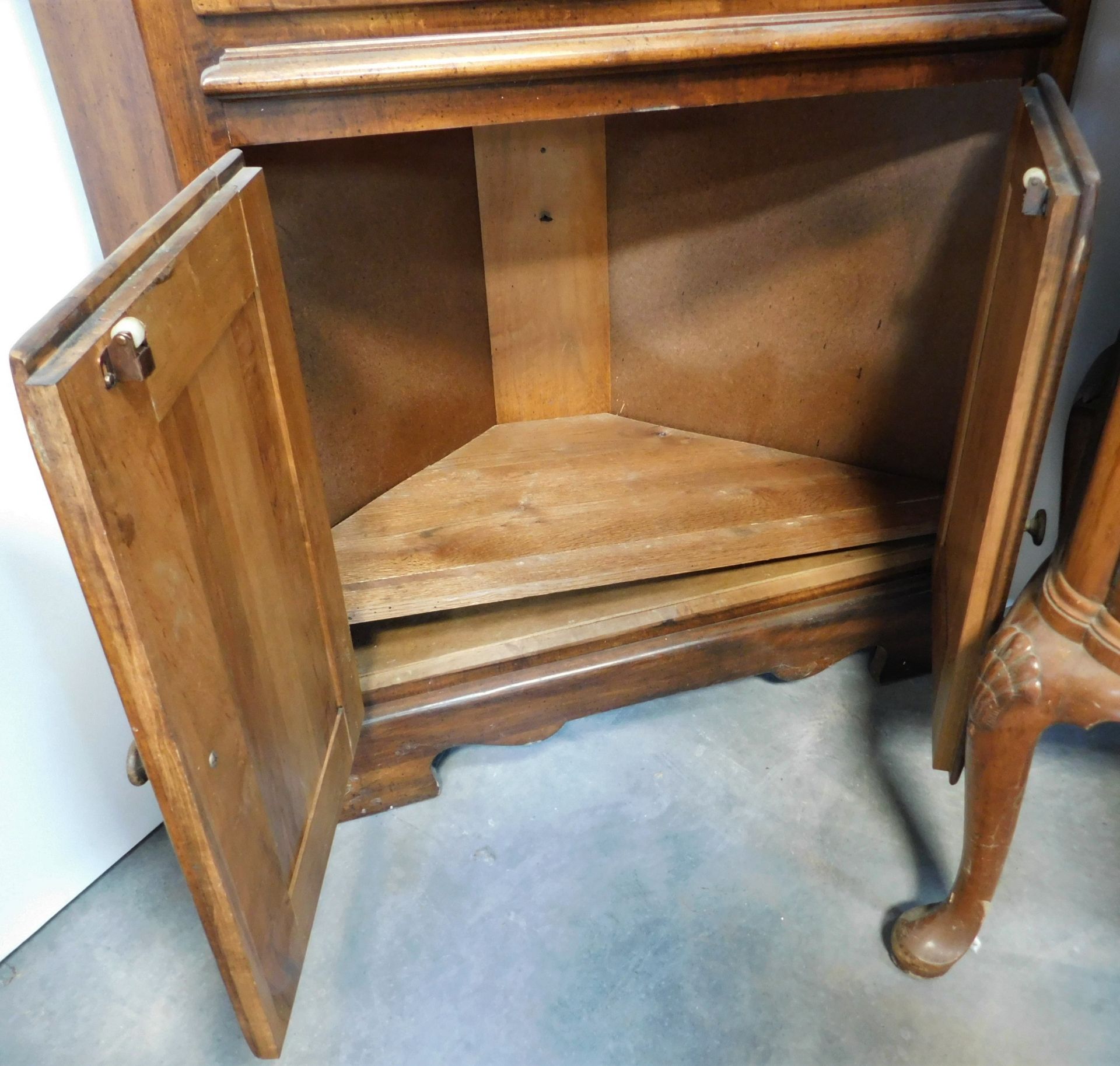 Reproduction Walnut Wood Corner Cabinet, Glazed Latticed Upper Section Fitted Two Plate Glass - Image 2 of 2