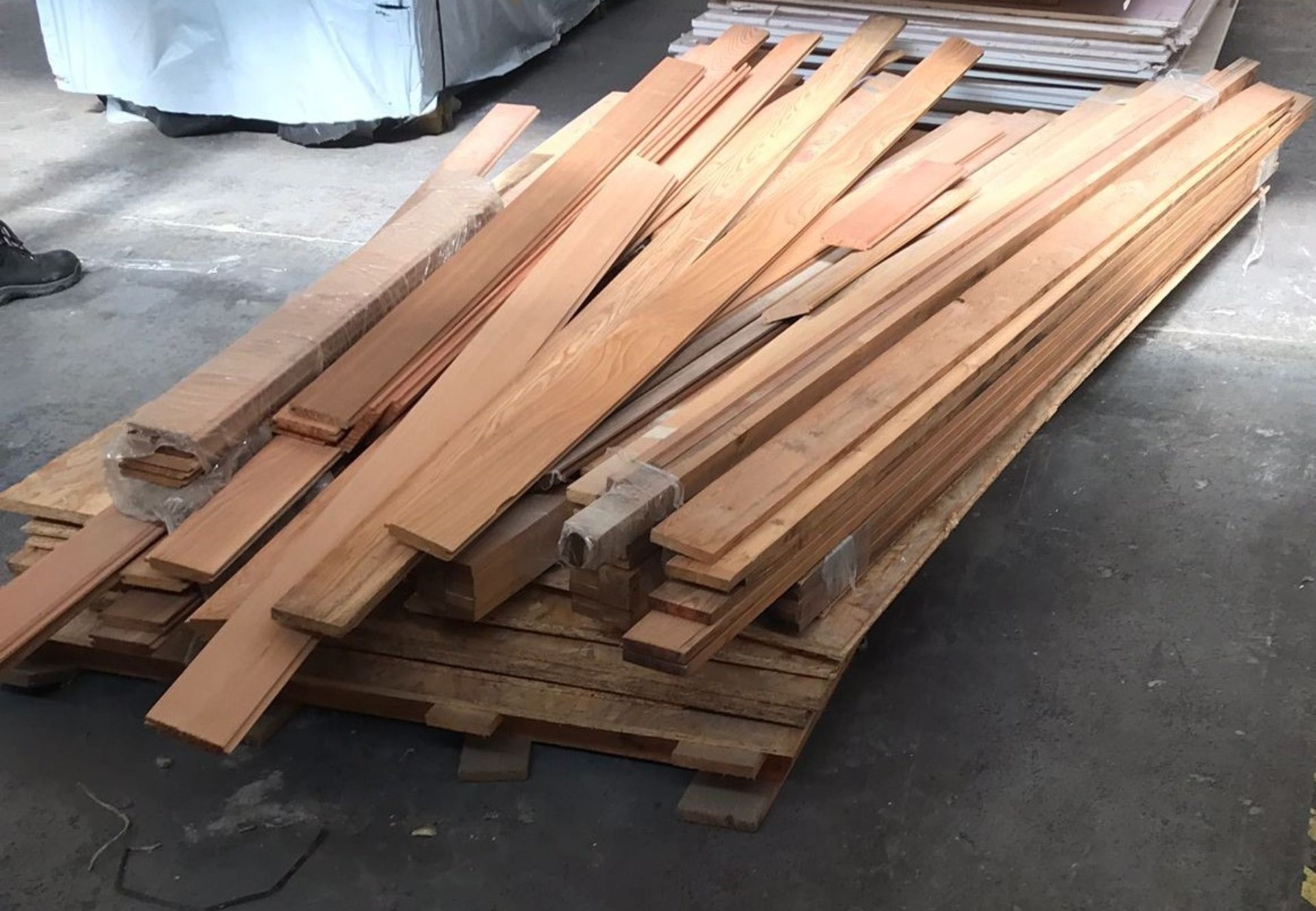 Pallet of Various Cedar, Larch & OSB Sheets (Located: Barton-le-Clay. Please Refer to General