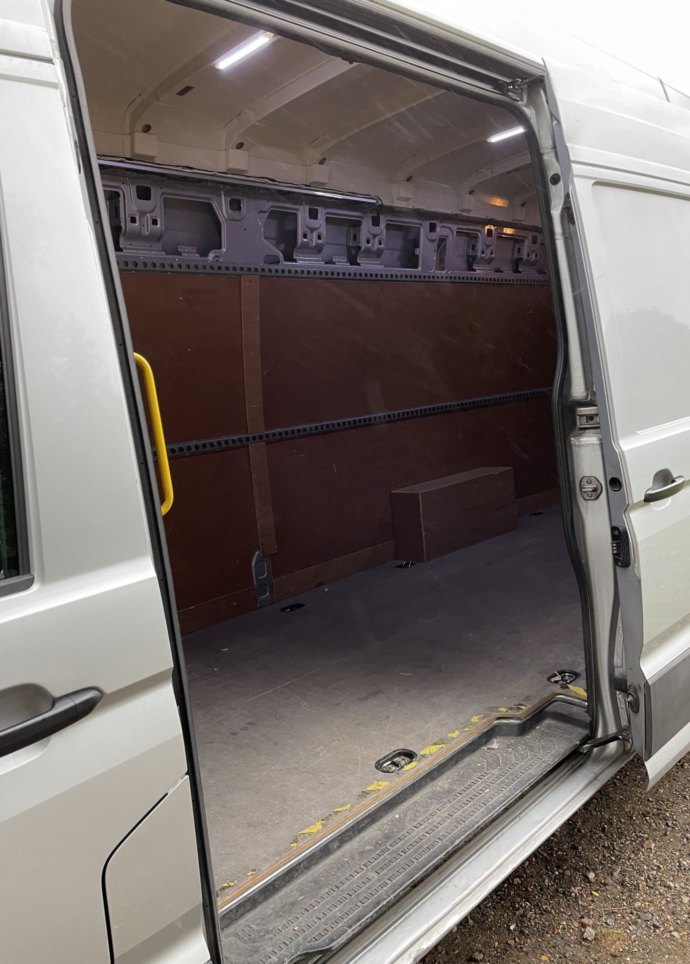 Volkswagen Crafter CR35 LWB Maxi LWB 2.0 TDI 140 PS Trendline High Roof Panel Van, Registration RO68 - Image 8 of 21