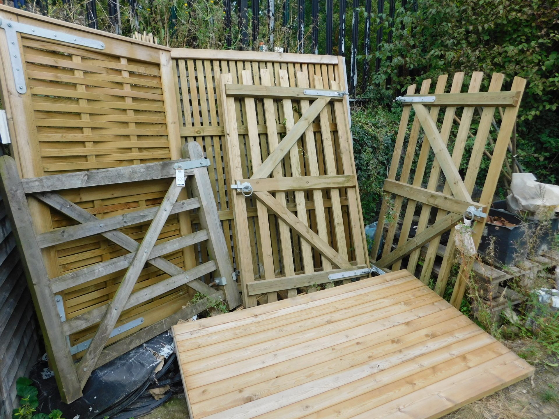 Four Various New Gates & 2 Panels (Located: West Malling, Kent. Please Refer to General Notes)