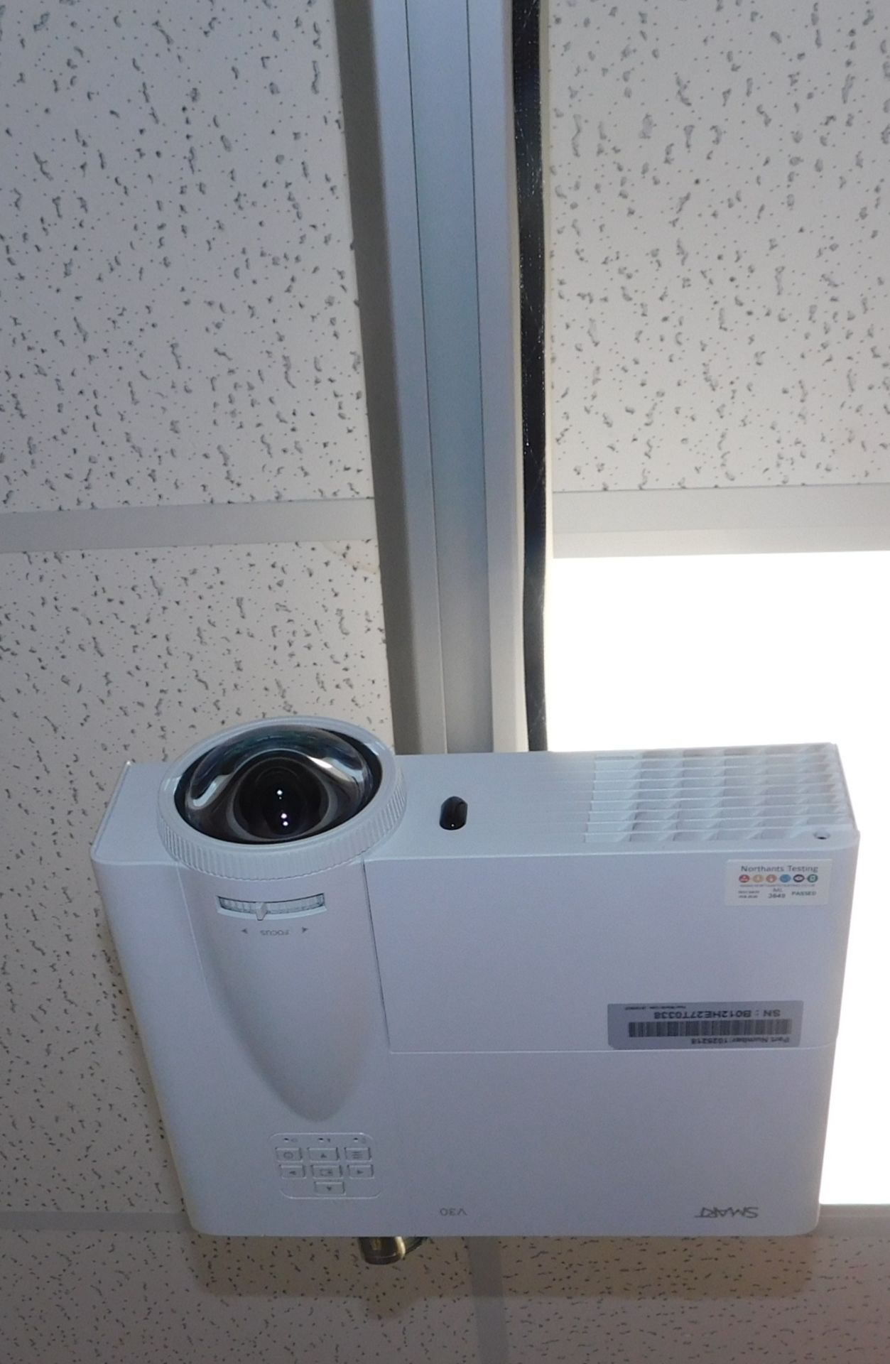 Smart Board DVIT & V30 Projector - Image 3 of 3