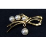 9ct gold and cultured pearl brooch. Weight approx 4.3 grams. (B.P. 21% + VAT)