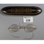 A pair of Victorian wire spectacles in case. (B.P. 21% + VAT)