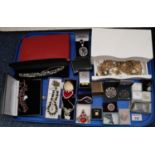 Tray of assorted costume jewellery and dress rings, brooches, necklaces, gold plated chains etc. (