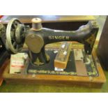 Vintage Singer Sewing machine with a few accessories. (B.P. 21% + VAT)