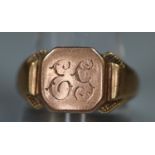 9ct yellow and rose gold signet ring. Ring size W. Approx weight 5.4 grams.