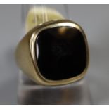 9ct gold ring set with a large onyx stone. Ring size R. (B.P. 21% + VAT)