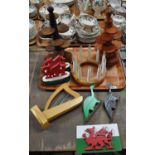 Tray of wooden items to include: three Welsh dragons, harp, table light decoration, two wooden