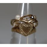 9ct gold heart-shaped signet ring 2.7g, together with 9ct gold three stone dress ring 1.2g, as