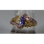 Modern 9ct gold twist shank, stone set dress ring with amethyst-type central stone and pink small