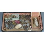 Jewellery case containing a collection of vintage jewellery, 9ct gold cultured pearl single