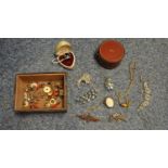 Collection of silver and costume jewellery. (B.P. 21% + VAT)