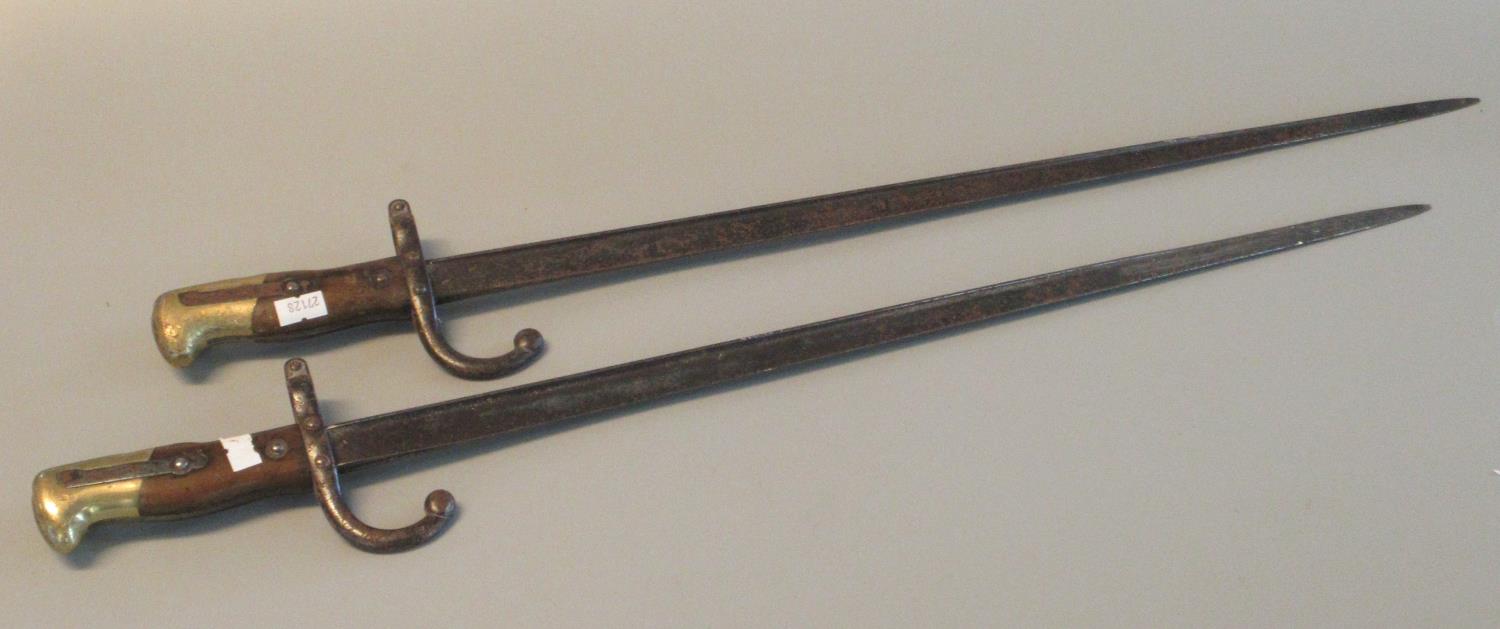 French WWI period bayonet and another similar. (2) (B.P. 21% + VAT) Both are heavily worn, pitted