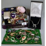 Collection of costume jewellery including vintage brooches. (B.P. 21% + VAT)