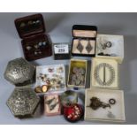 Collection of costume jewellery including vintage buttons etc.(B.P. 21% + VAT)