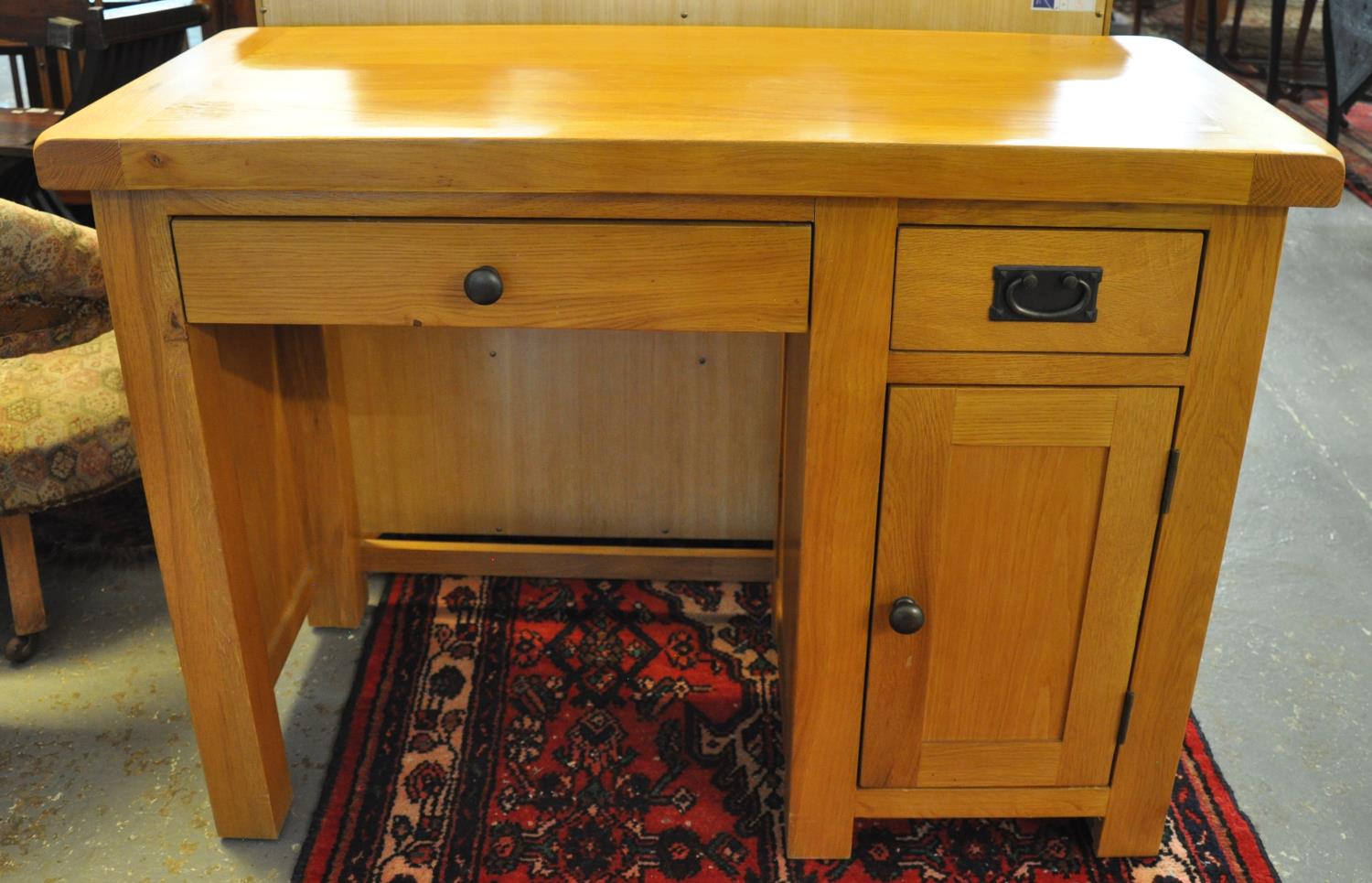 Modern pale oak single pedestal desk. (B.P. 21% + VAT)