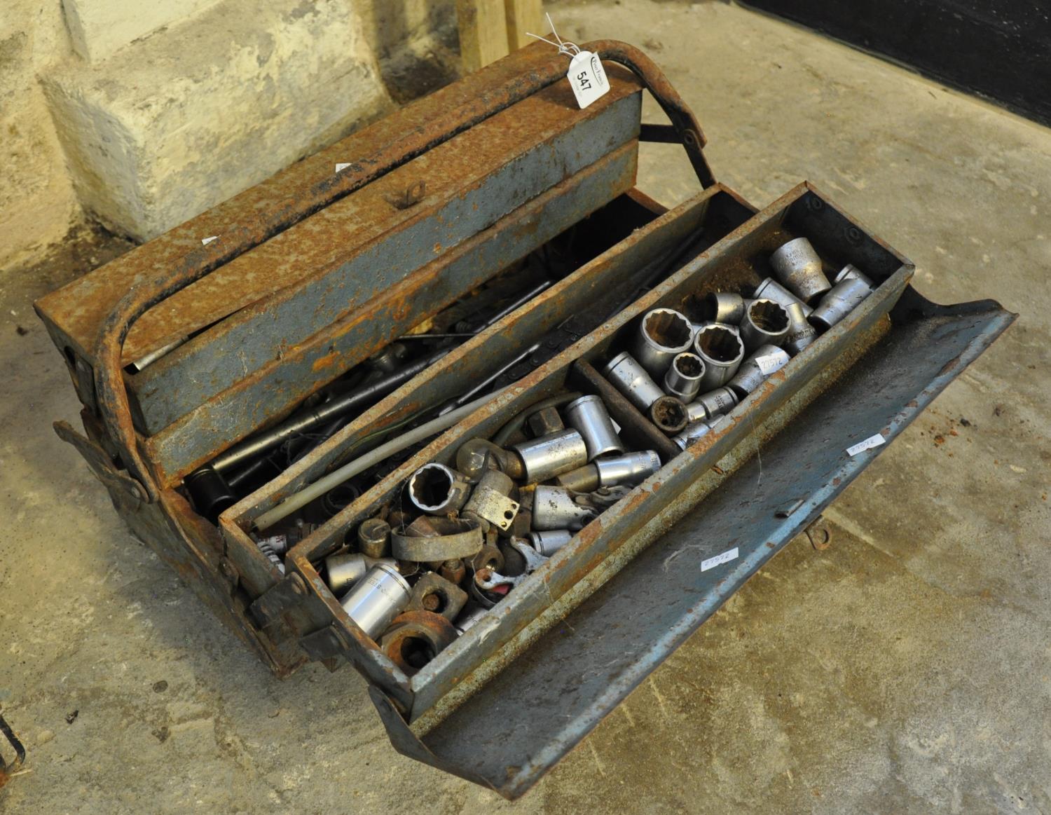 Vintage tin tool box the interior revealing assorted tools and accessories. (B.P. 21% + VAT)