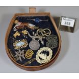 Horse shoe shaped leather box comprising assorted vintage brooches, lizard and marquisate brooch,