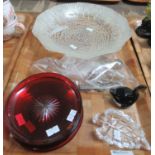 A tray of glassware to include: a large, waved edge, shallow glass bowl with bubbled glass