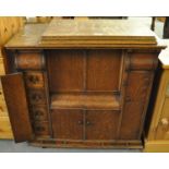 Early 20th Century oak cased Singer sewing machine with various compartments and drawers. (B.P.