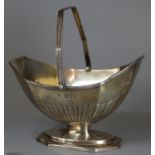 Early 20th Century silver fluted sugar basket with swing handle. 4.6 troy ozs approx. London