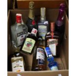 Box containing various bottles of alcohol to include: bottle of Moet & Chandon champagne, 75cl,