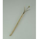 A 9ct gold cocktail stirrer with hanging loop. Approx weight 4.2 grams. (B.P. 21% + VAT)