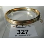 9ct gold hinged and engraved bangle. Approx weight 11.8 grams. (B.P. 21% + VAT)