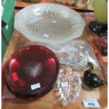A tray of glassware to include: a large, waved edge, shallow glass bowl with bubbled glass