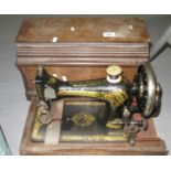 Vintage Singer sewing machine in fitted oak case. (B.P. 21% + VAT)