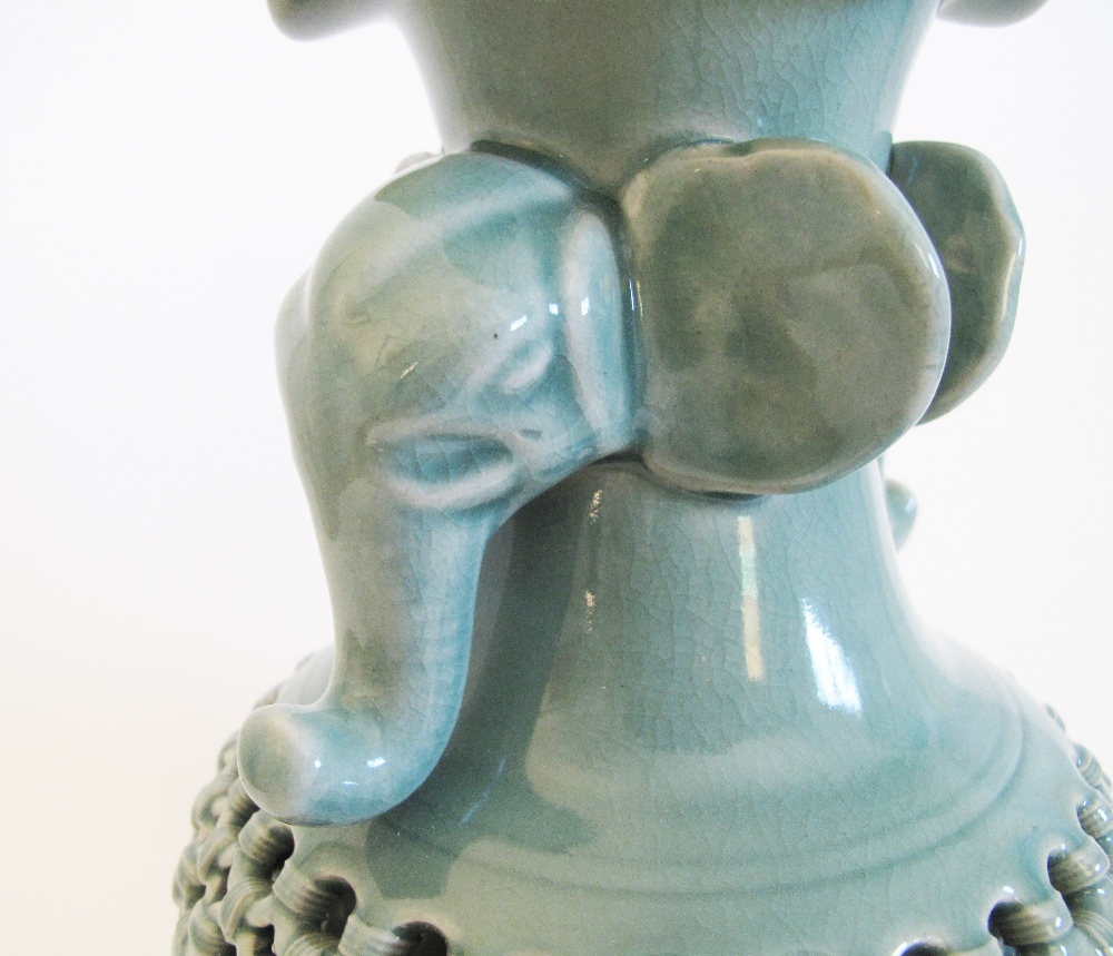 Korean porcelain vase. - Image 4 of 8