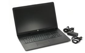 HP 17 Laptop mit Ladekabel und Verpackung