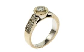 Ring 7.83 g 750/- Weissgold mit 1 Diamant ca. 0.20 ct. G/vs und 16 Diamanten zus. ca. 0.16 ct. G/ssi