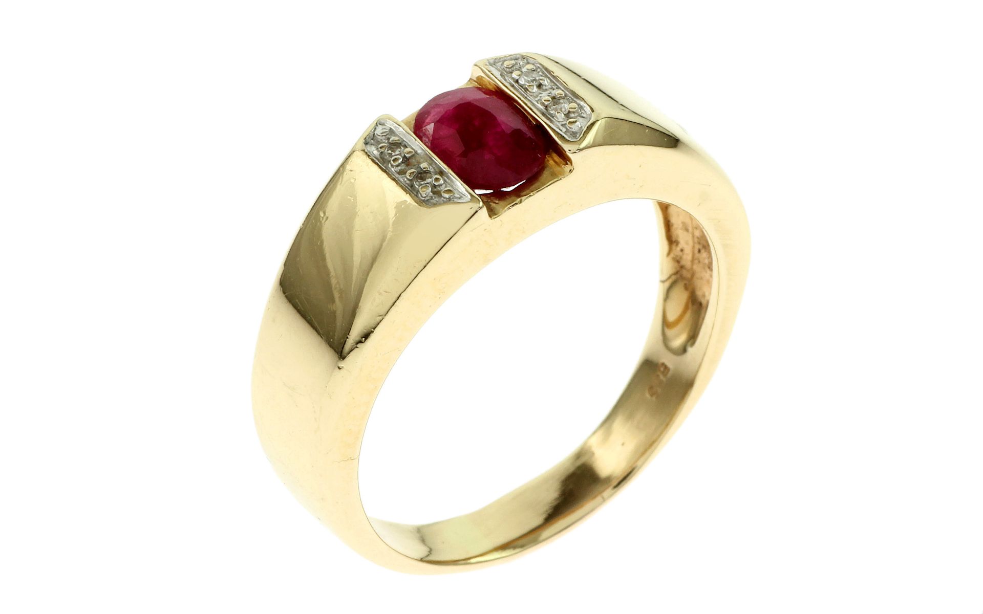 Ring 7.50 g 585/- Gelbgold mit 4 Diamanten zus. ca. 0.02 ct. und Rubin ca. 0.50 ct. Ringgroesse 64