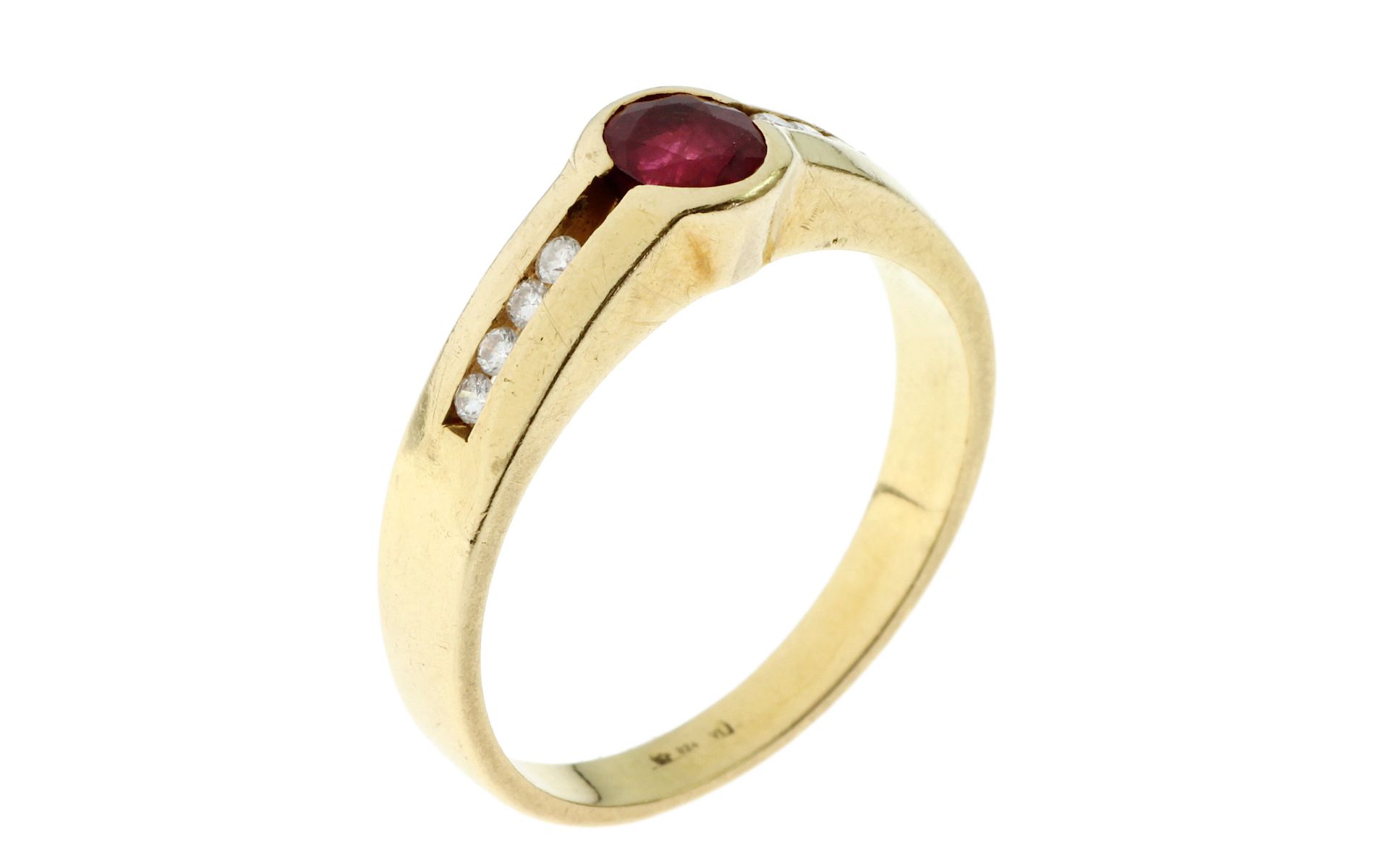 Ring 4.41 g 750/- Gelbgold mit 9 Diamanten zus. ca. 0.09 ct. und 1 Rubin ca. 0.20 ct. Ringgroesse 55