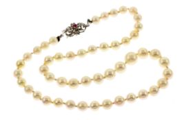 Perlenkette 26.69g 750/- Weissgold mit Rubin. Laenge ca. 42 cm