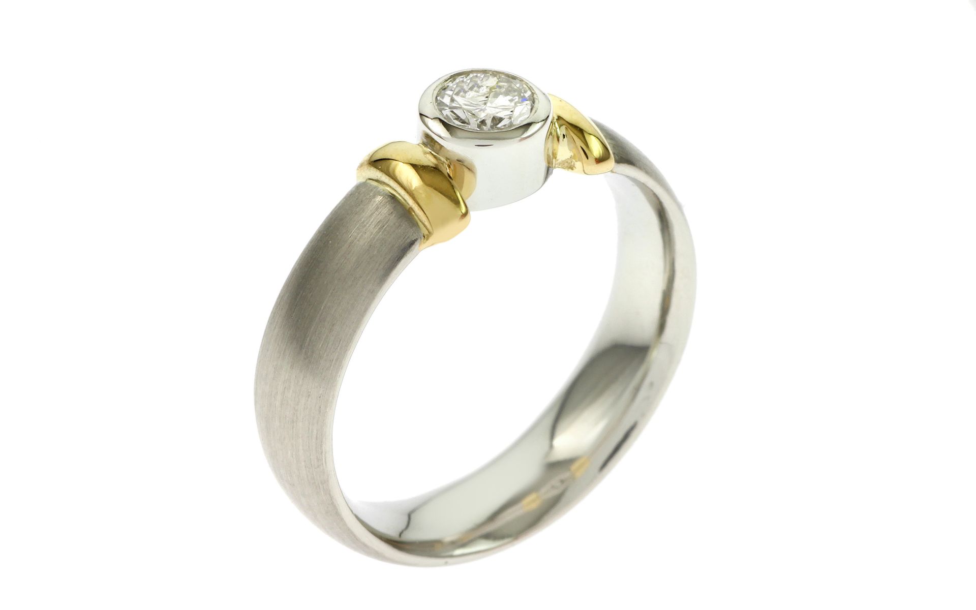 Ring 5.65 g 750/- Gelbgold und 950/- Platin mit Diamant. 1 Diamant ca. 0.20 ct. G/si. Ringgroesse ca