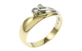 Ring 3.4g 585/- Gelbgold und Weissgold mit Diamanten. 2 Diamanten zus. ca. 0.12 ct. G/si. Ringgroess