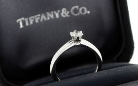 Ring Tiffany 4.66 g 950/- Platin mit 1 Diamant ca. 0.23 ct. F/vvs Ringgroesse 52 im Box