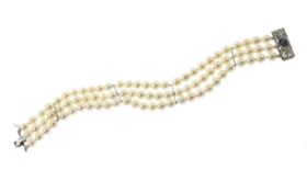 Perlenarmband dreireihig mit 750/- Weissgold Verschluss und Saphire Laenge 19.00 cm